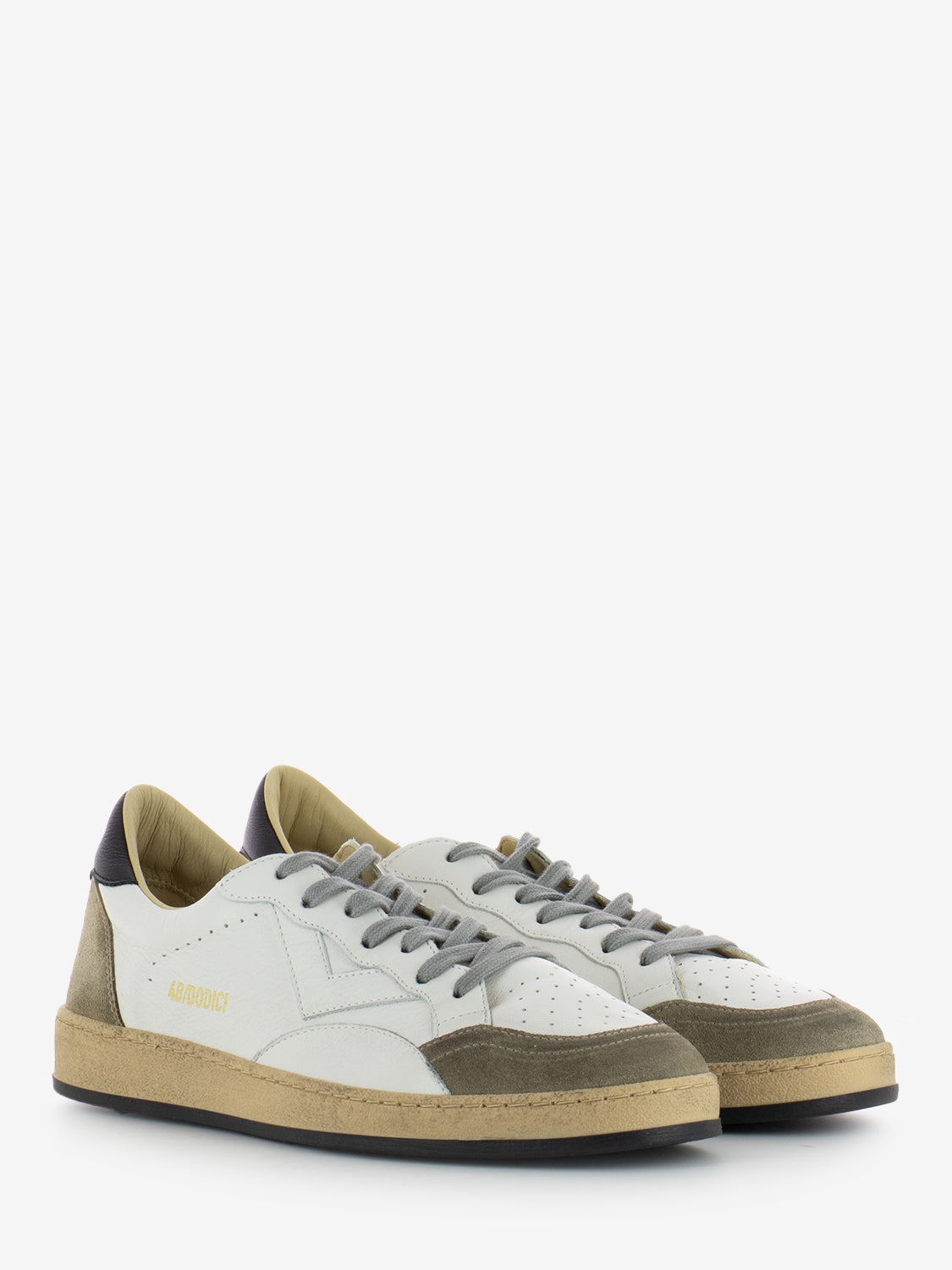 Play taupe / white / black sneakers