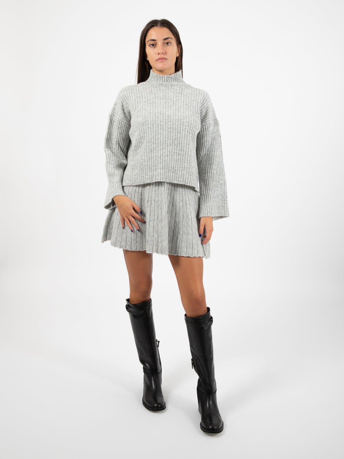Maglione dolcevita a coste grigio