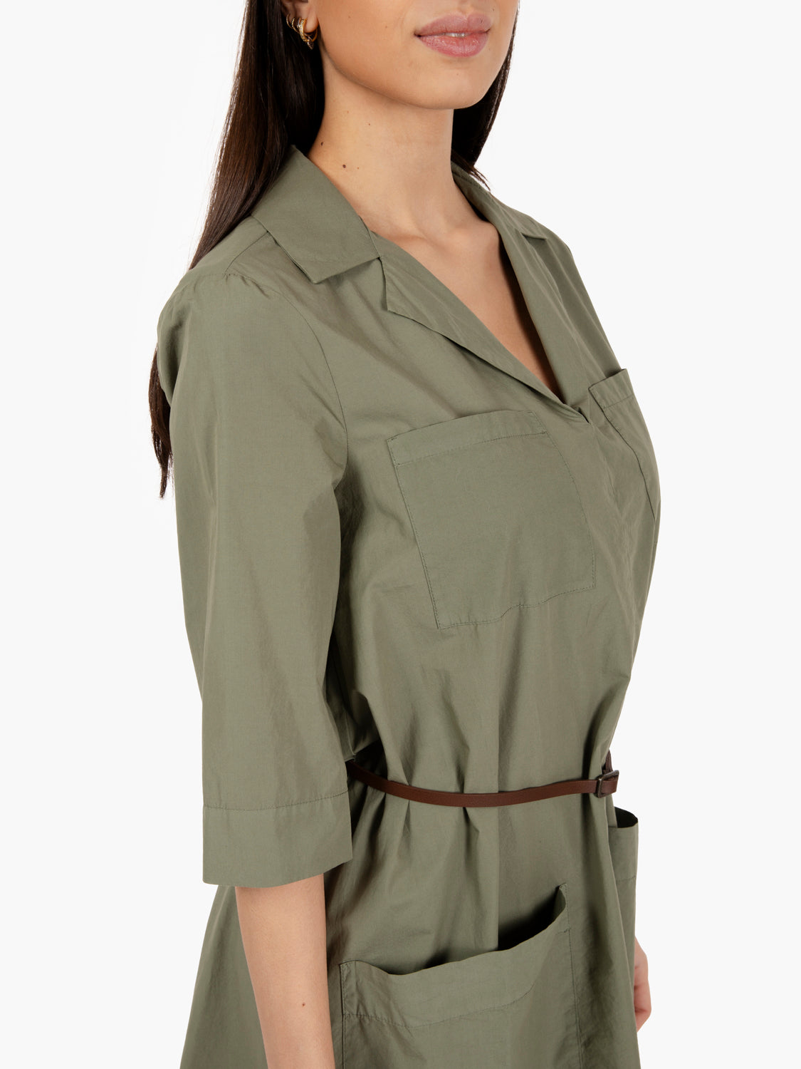 Abito con cintura verde
