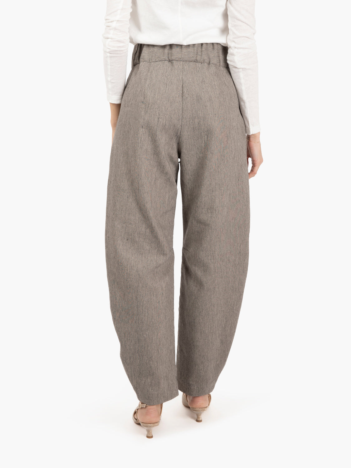 Pantaloni carrot fit calce