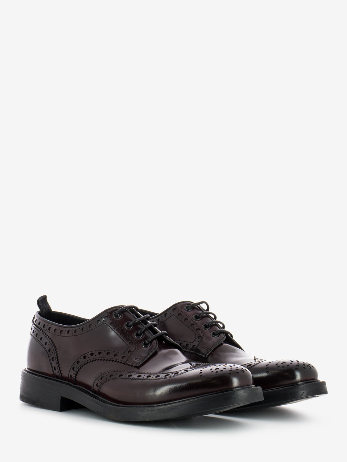 Derby shoe with amaranth brogues