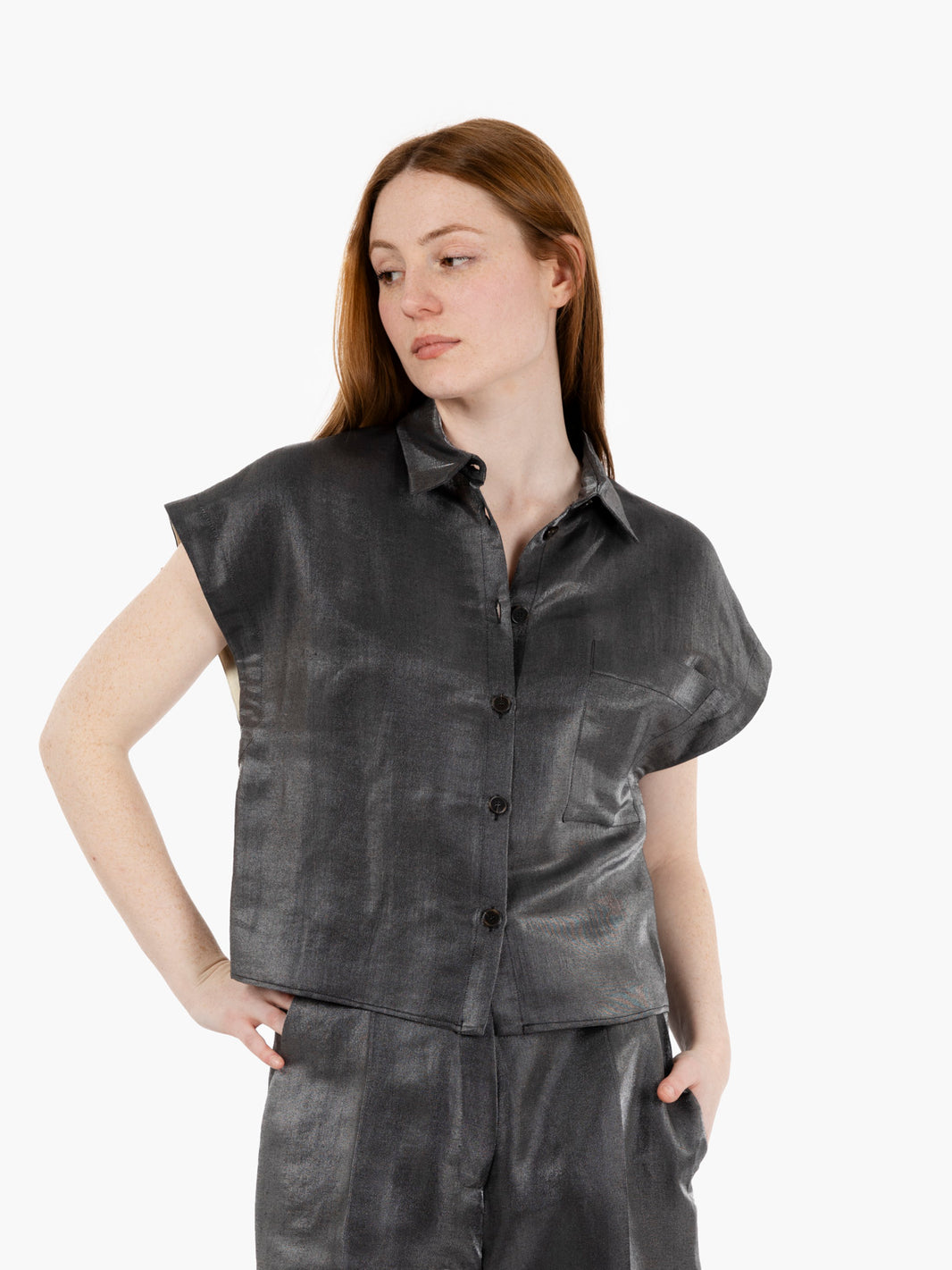 Camicia cropped in lino cristallo carbone