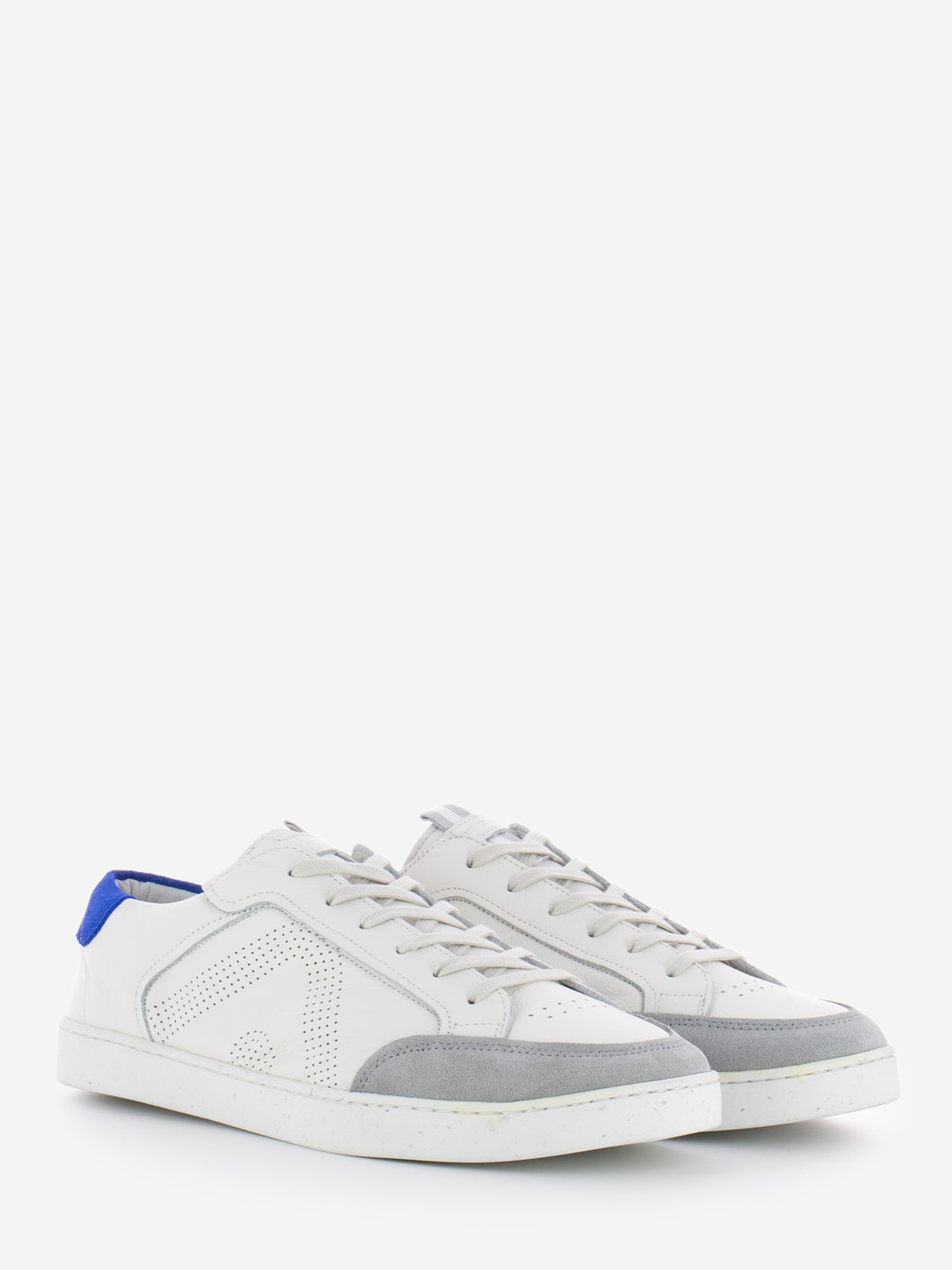 And off white sneakers / jeans