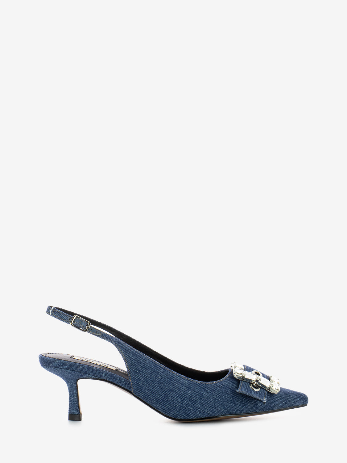 Chanel in jeans with accessory