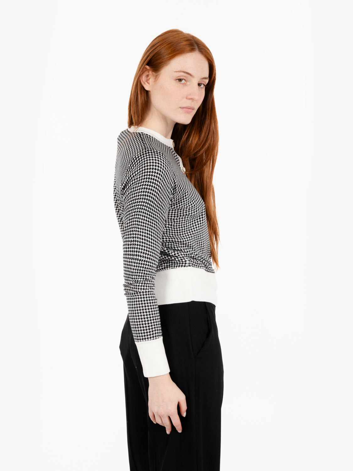 Double-sided flower brooch sweater in white/black