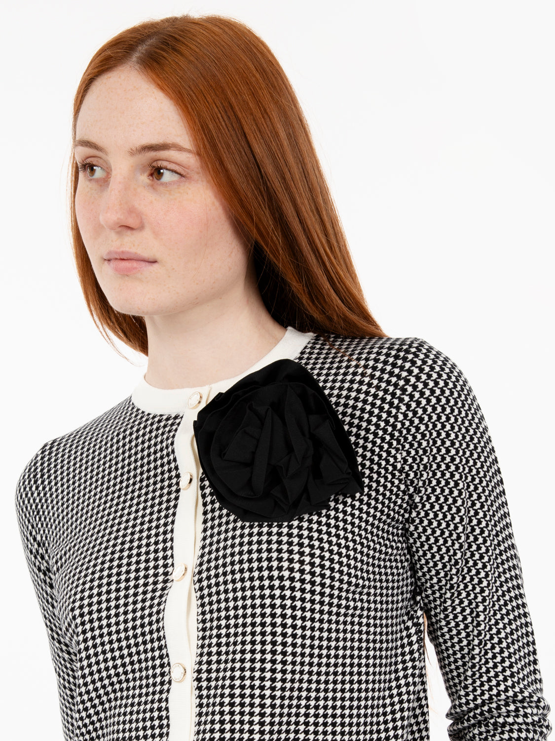 Double-sided flower brooch sweater in white/black