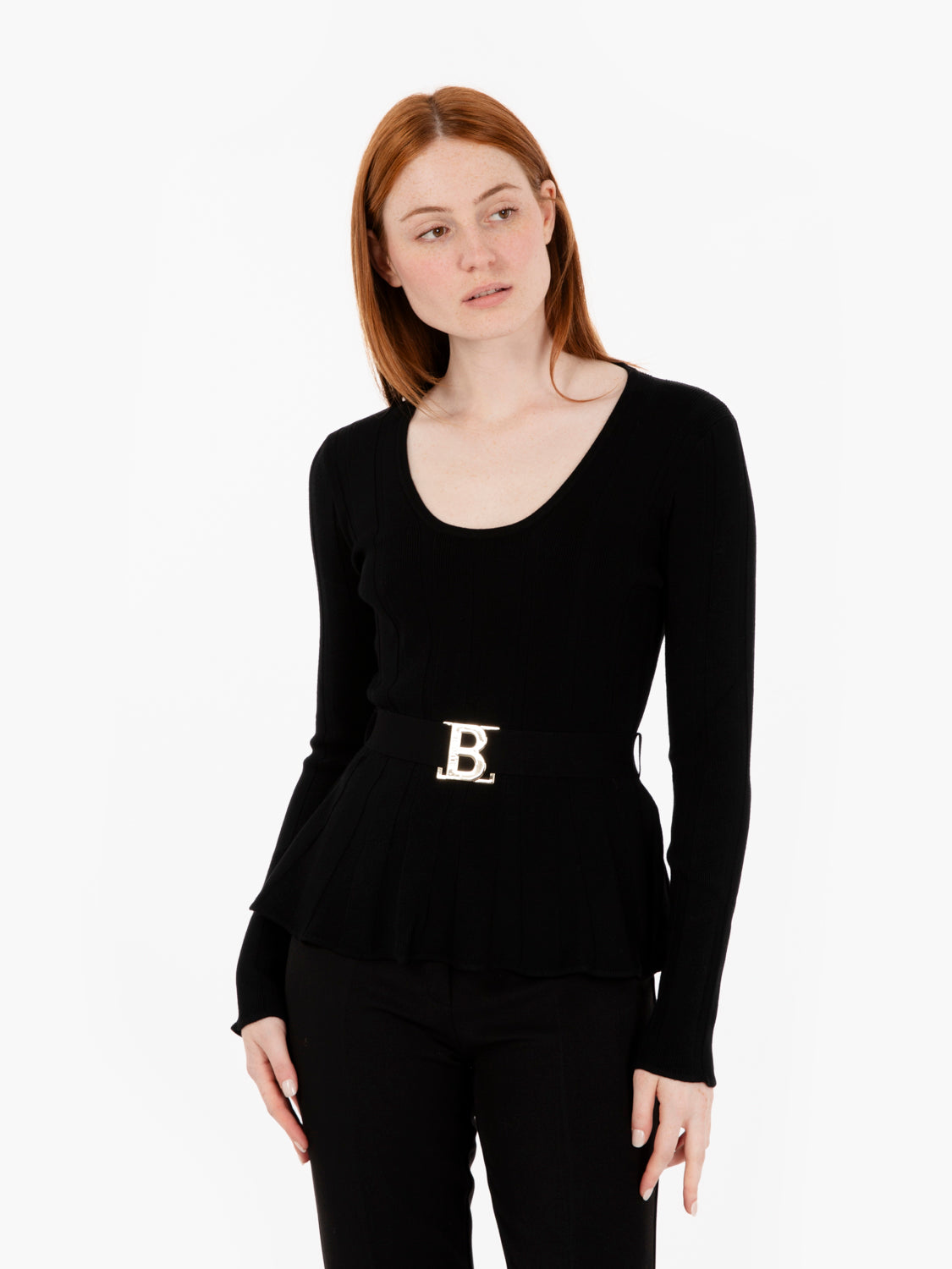 Ribbed sweater with black logo belt