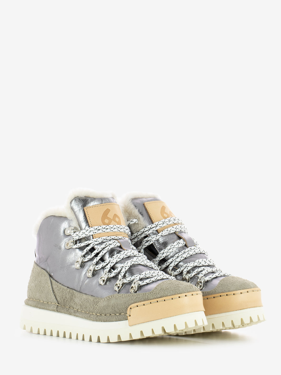 Boots with shiny fur lining