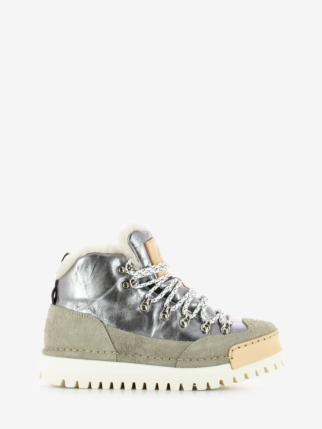 Boots with shiny fur lining