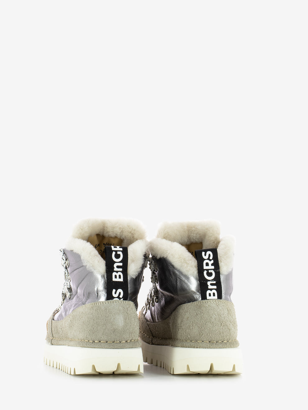 Boots with shiny fur lining