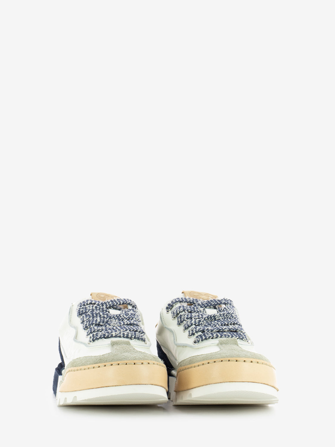 Sneakers in pelle bianco / jeans