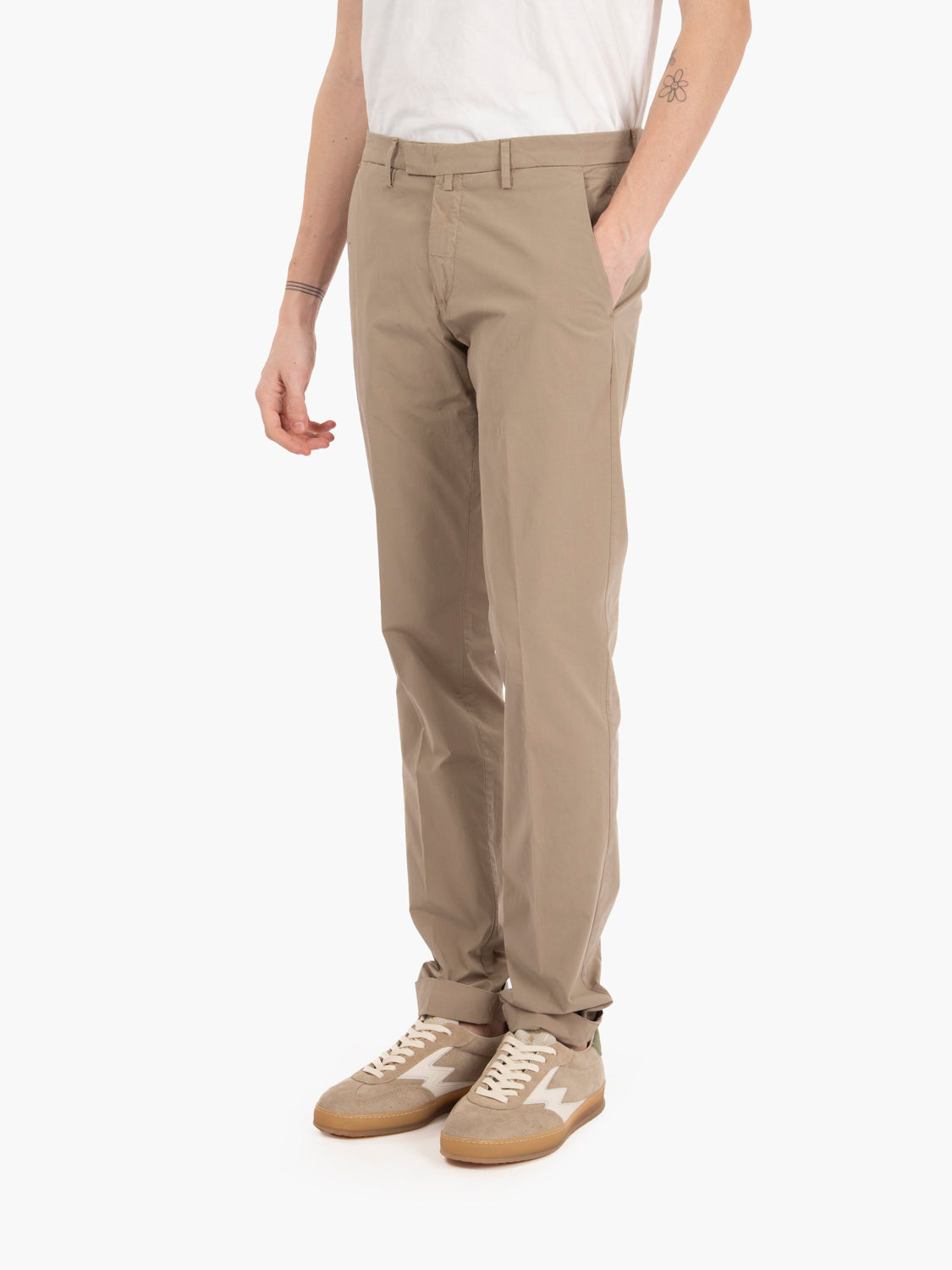Pantaloni in cotone con risvolto tortora