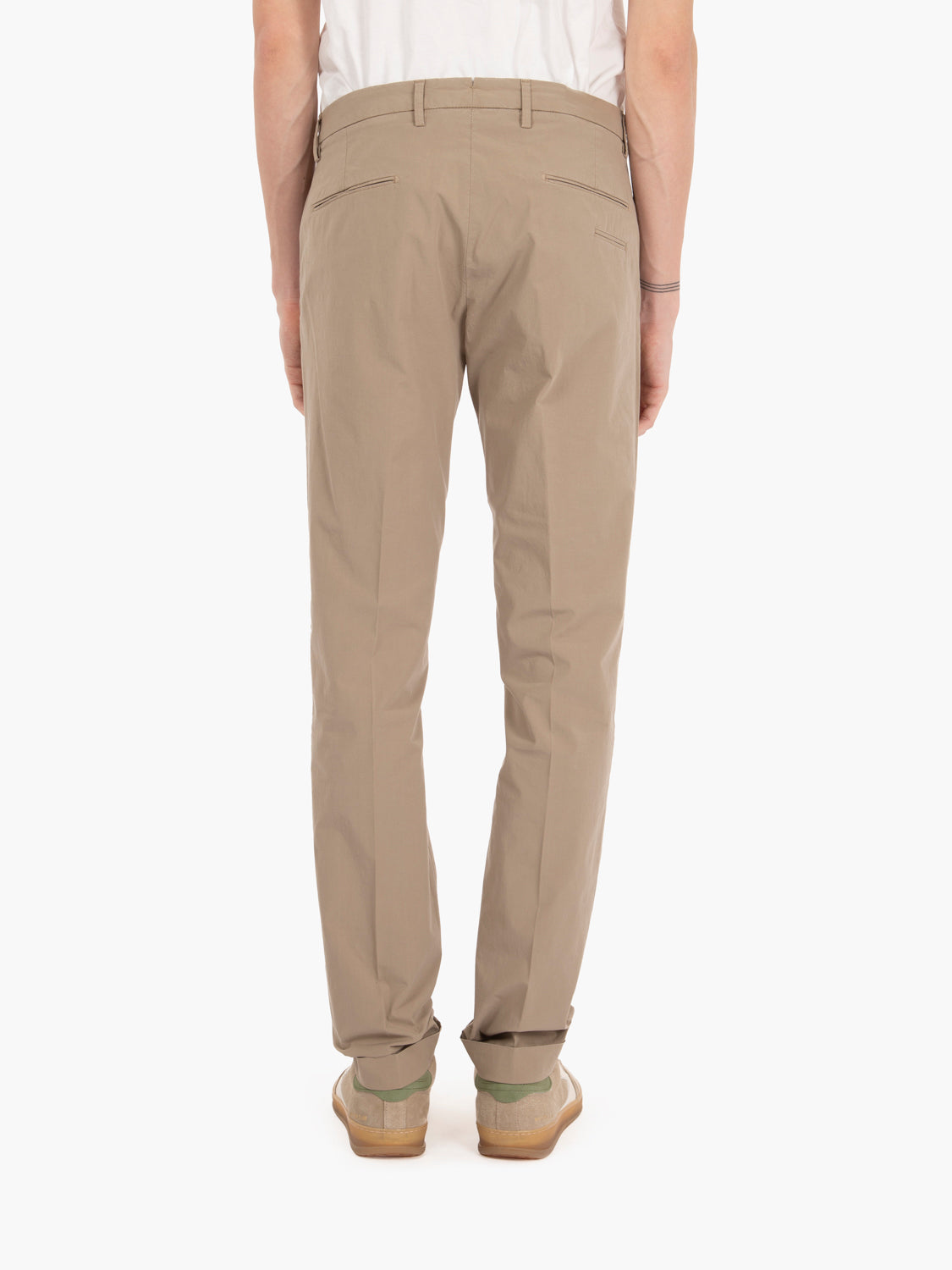 Pantaloni in cotone con risvolto tortora