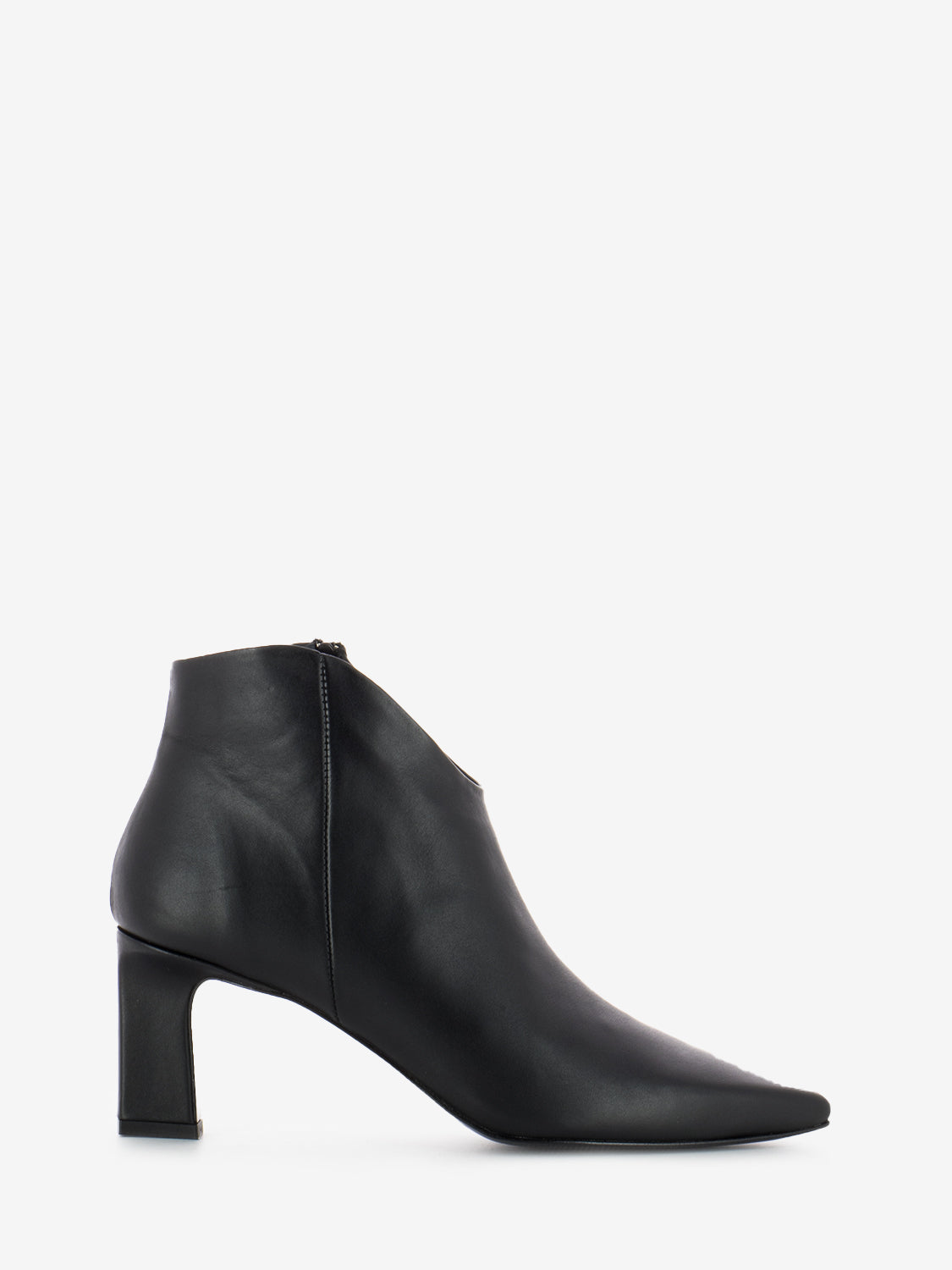 Low-cut black leather ankle boots