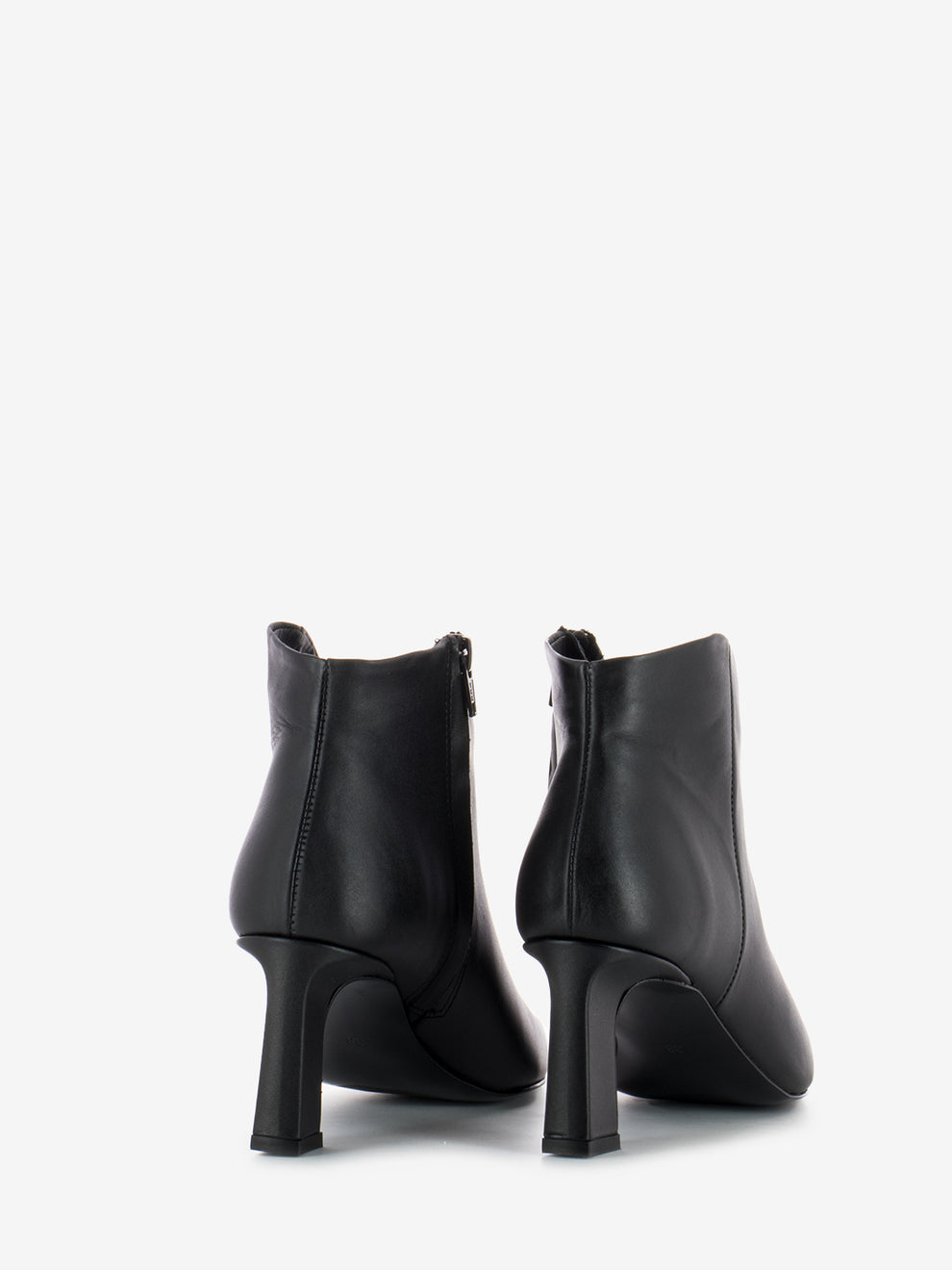 Low-cut black leather ankle boots