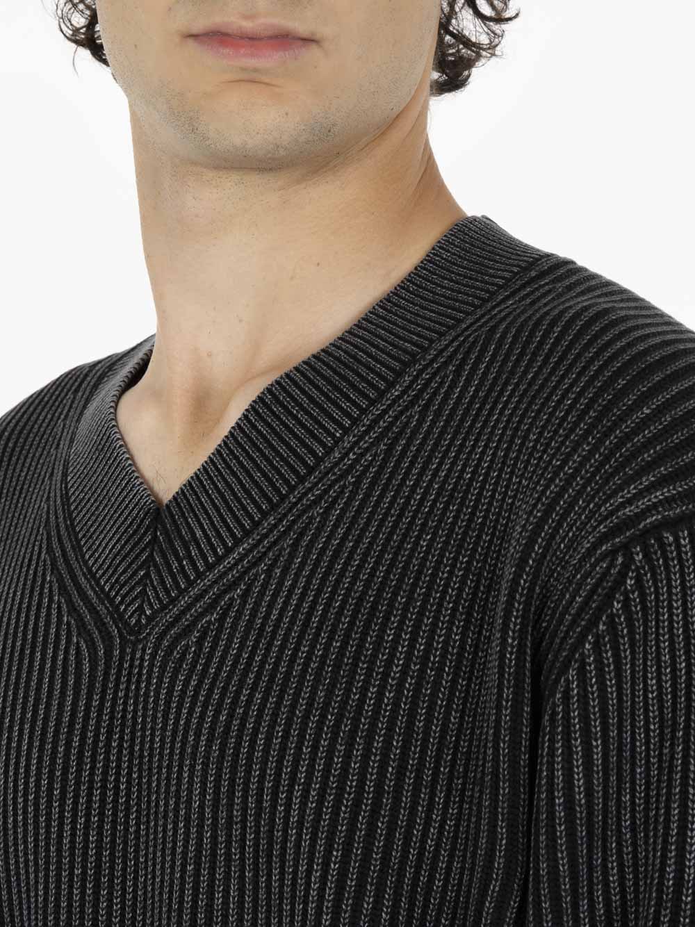 V-Neck wash black