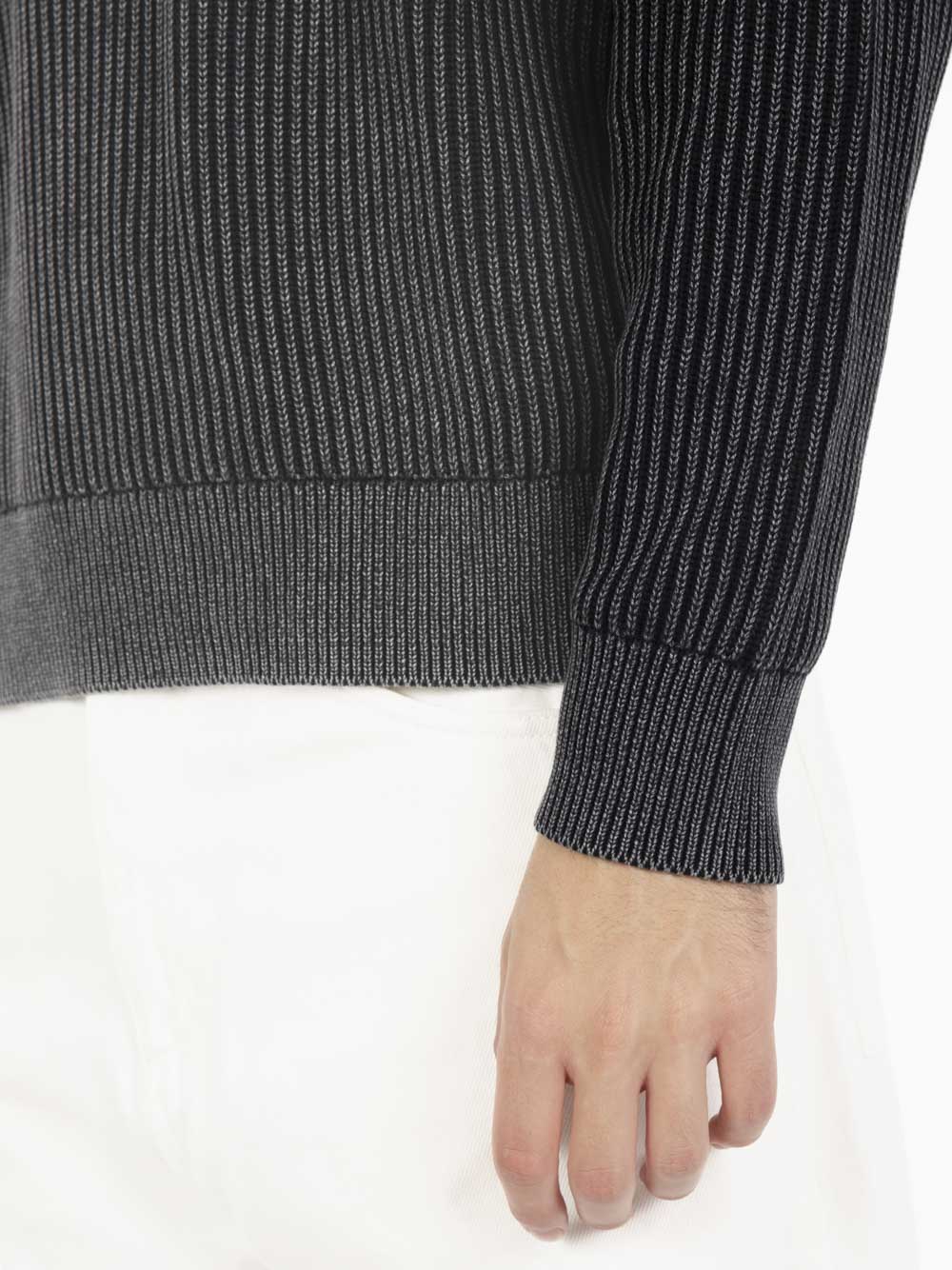 V-Neck wash black