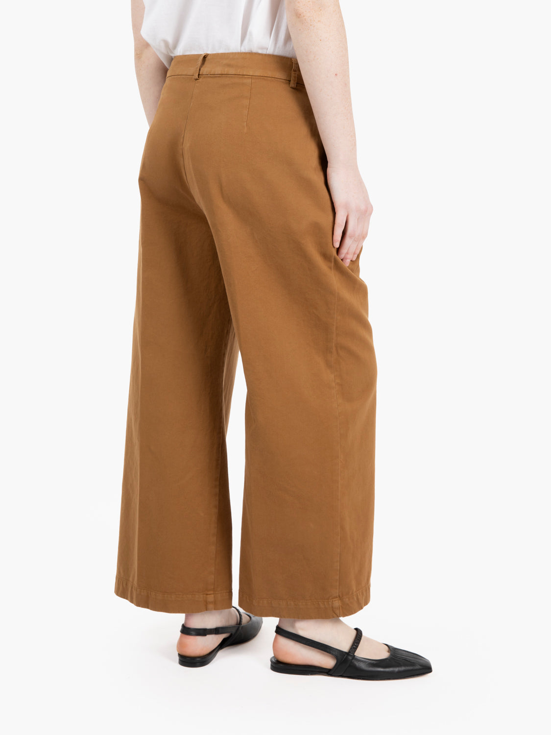 Cotton trousers with caramel pleats