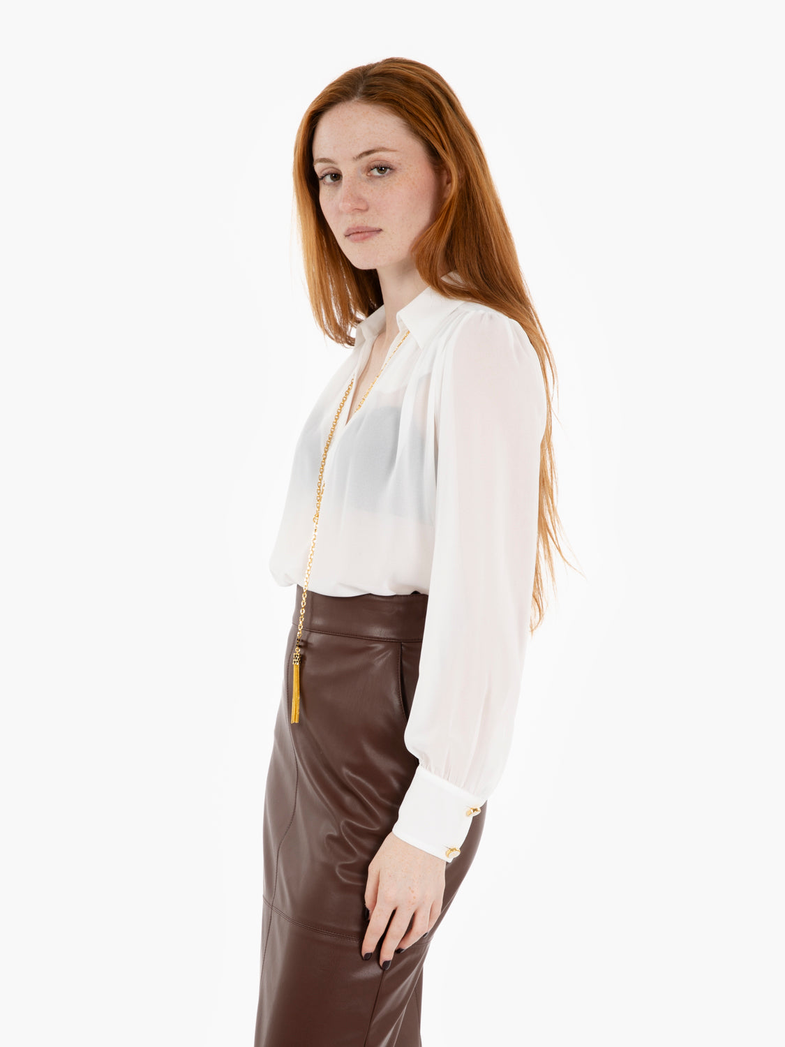 Camicia in georgette con collana avorio