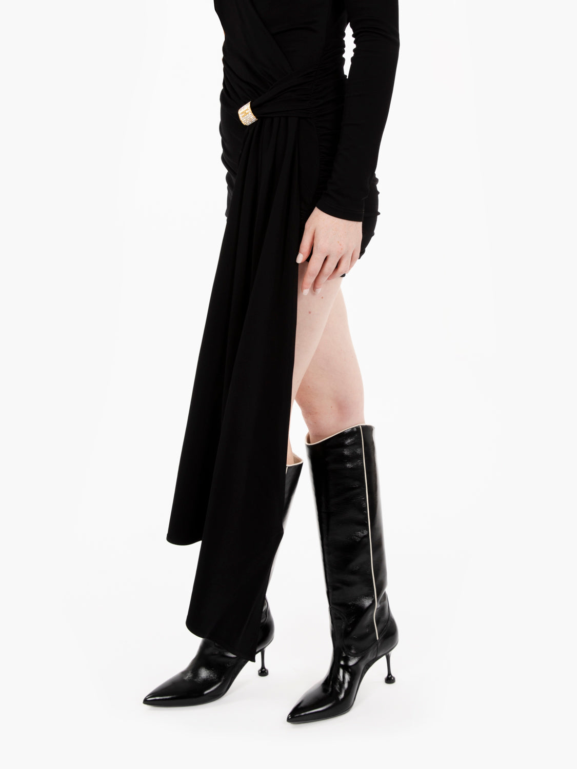 Miniabito drappeggiato con accessorio gioiello nero