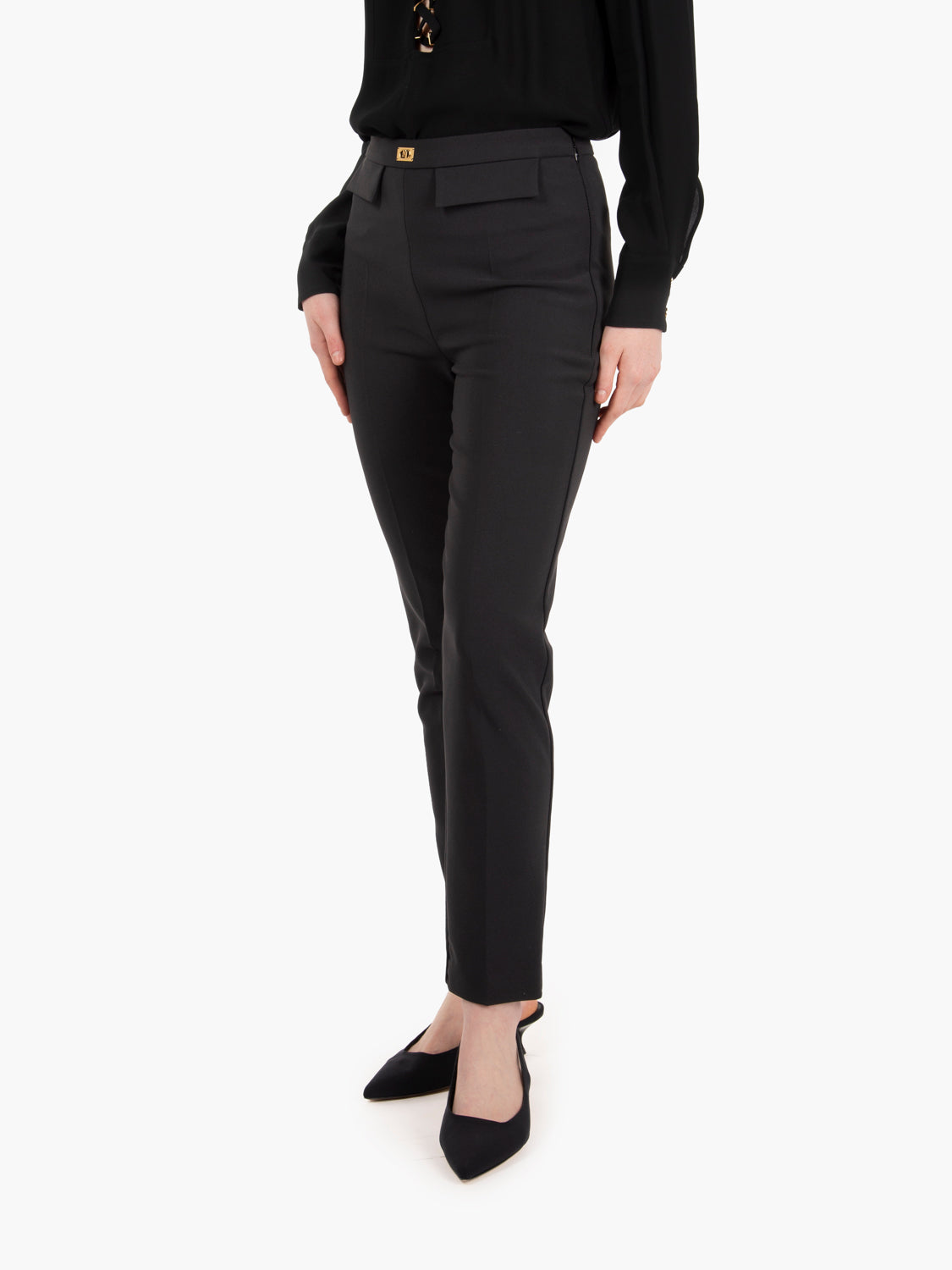 Pantaloni slim in crêpe con placca logo nero