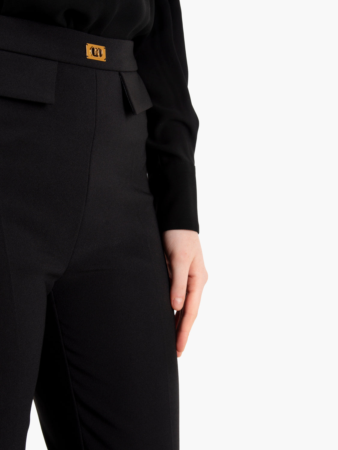 Pantaloni slim in crêpe con placca logo nero