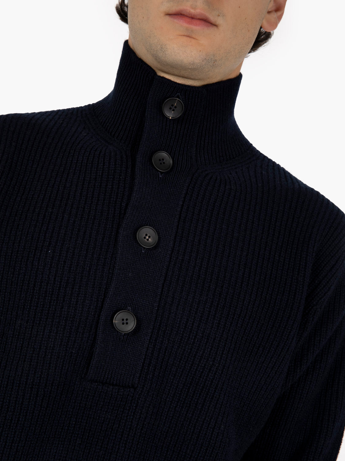 Maglione a lupetto con bottoni oltremare