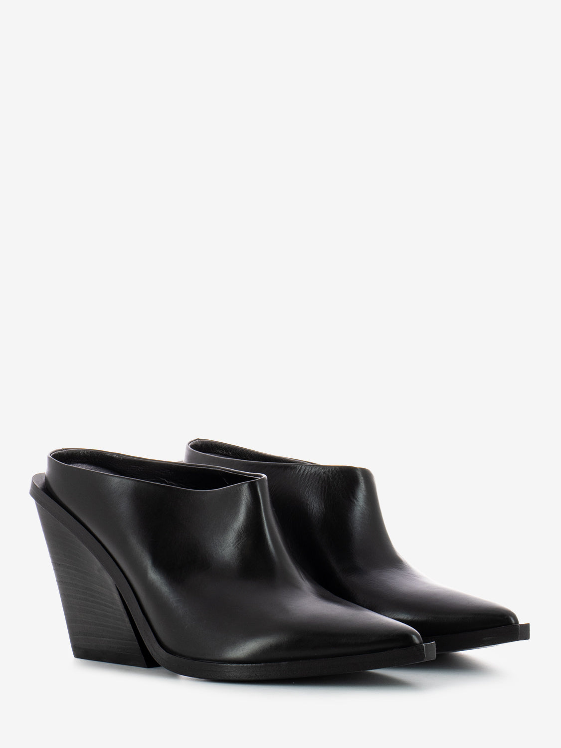 Leather clogs with black heel