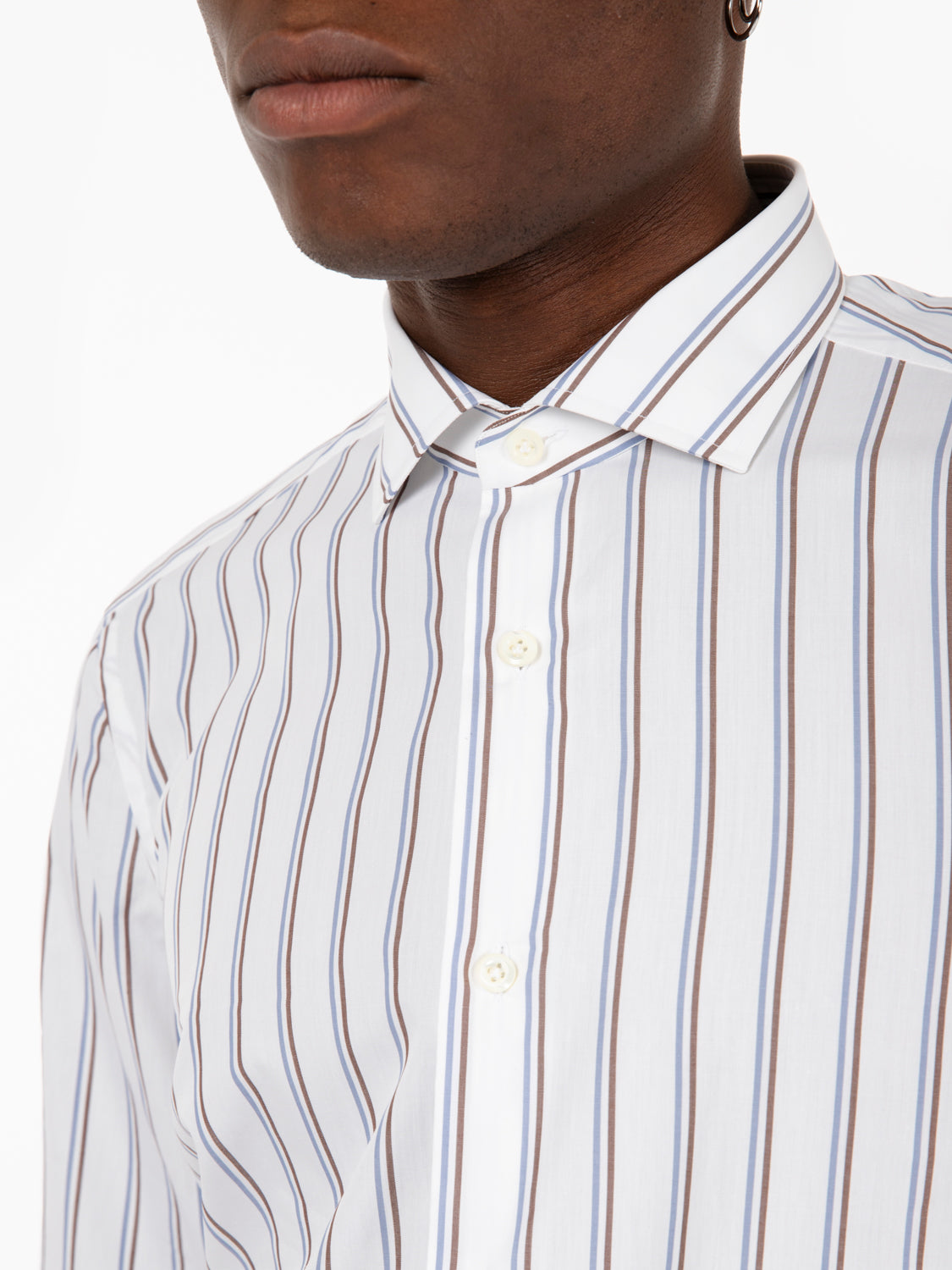 Camicia a righe azzurre / marroni con fondo bianco