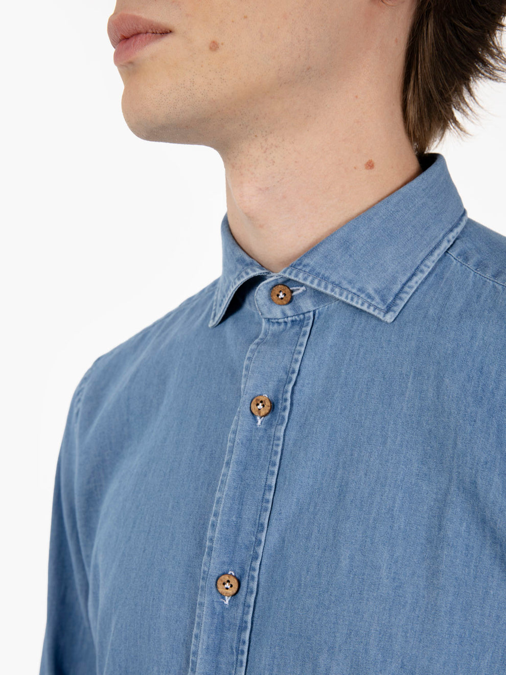 Classic shirt with light denim coconut buttons
