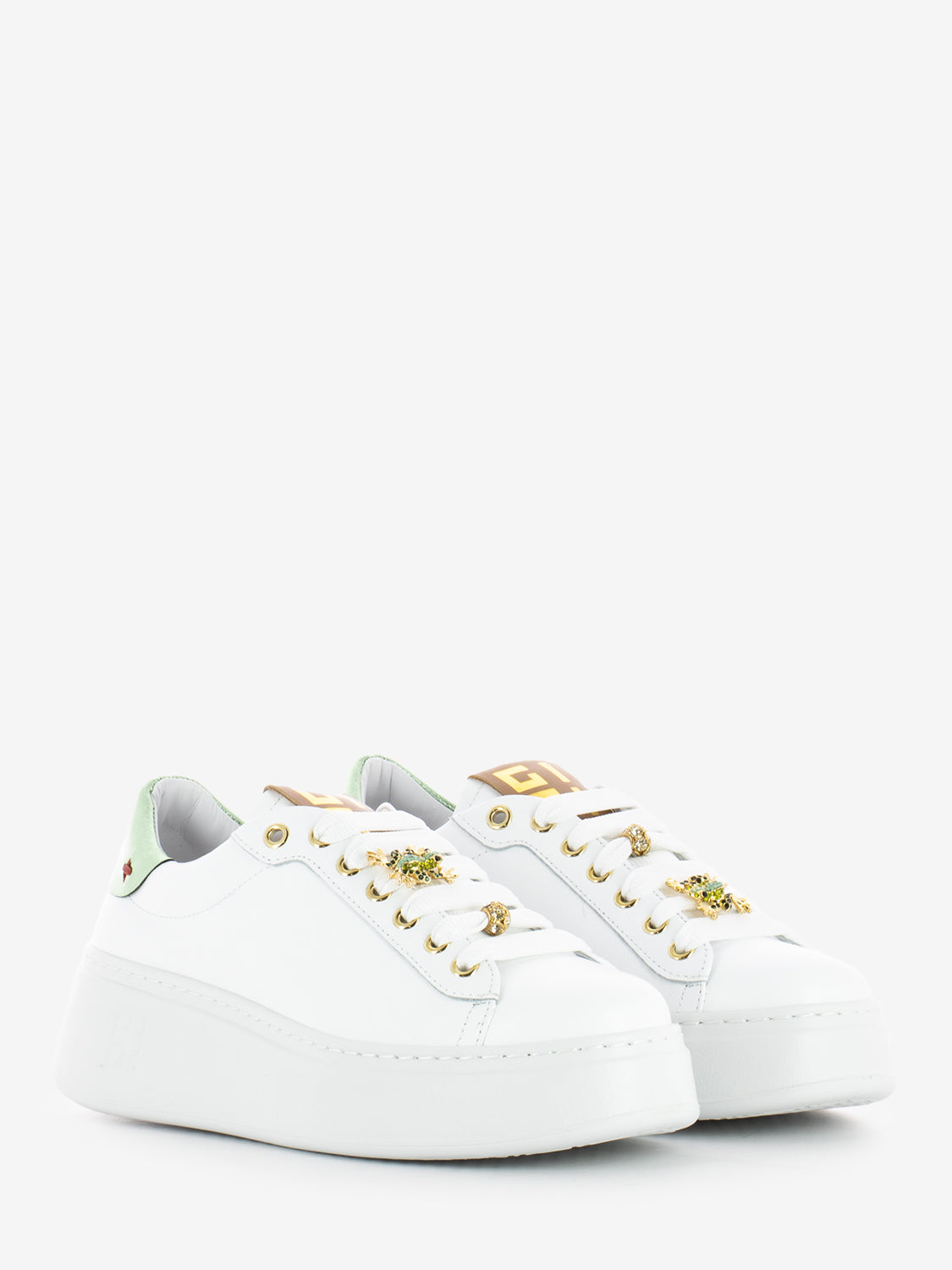 Sneakers with white / green frog brooch