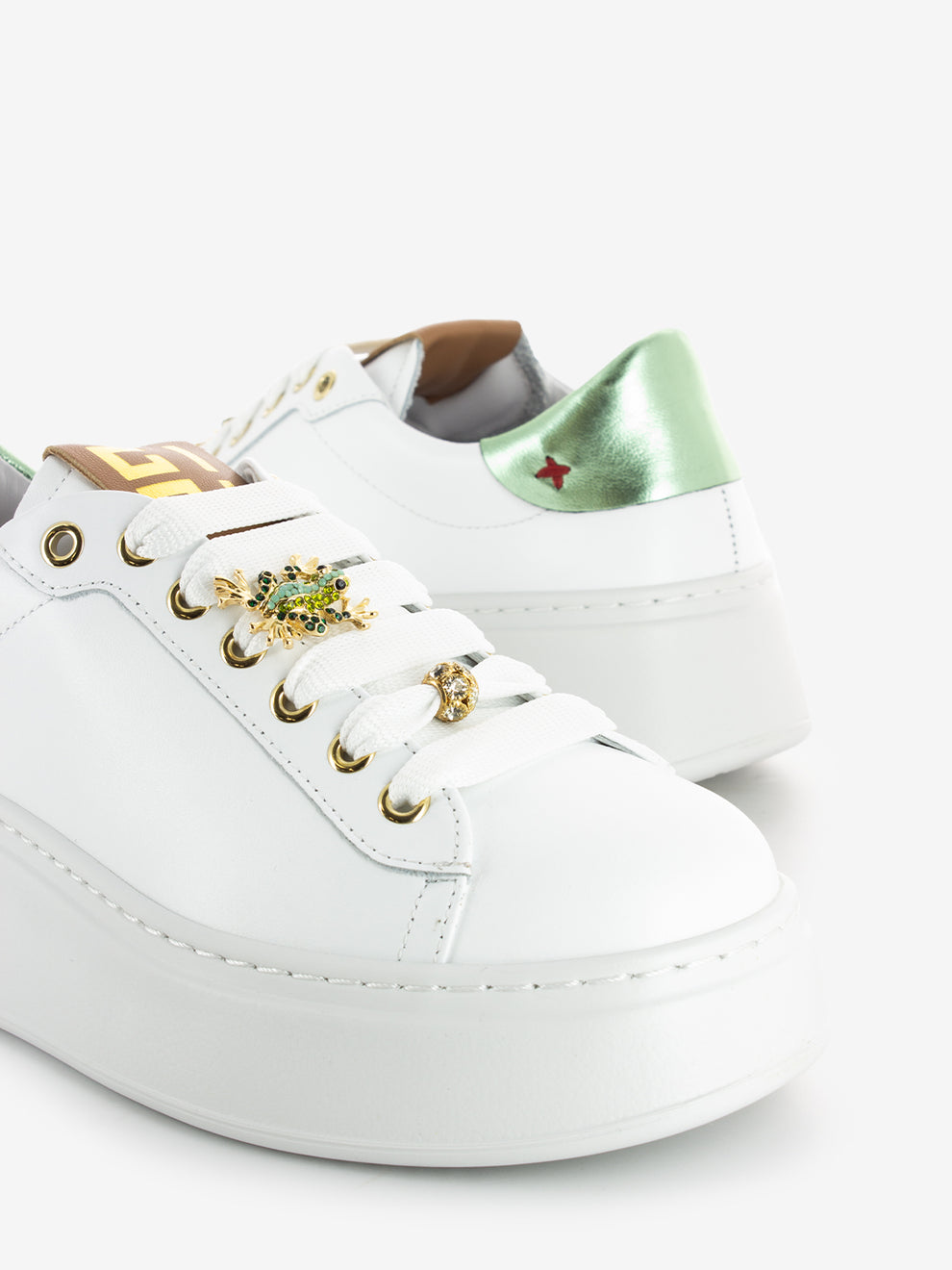 Sneakers with white / green frog brooch