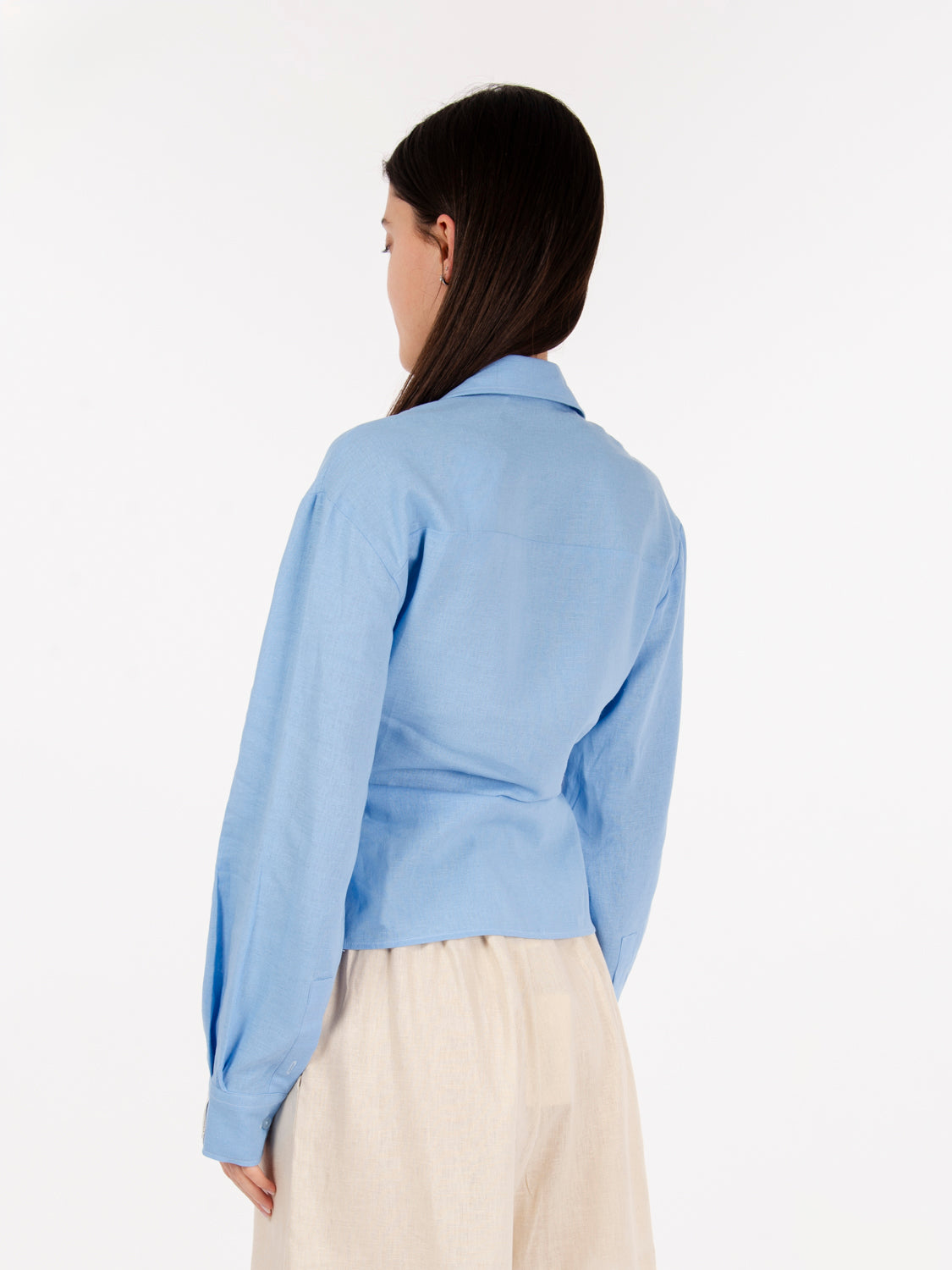 Short shirt with blue globe knot