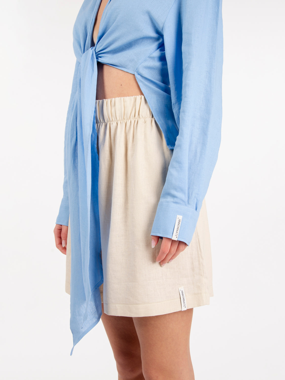 Short shirt with blue globe knot