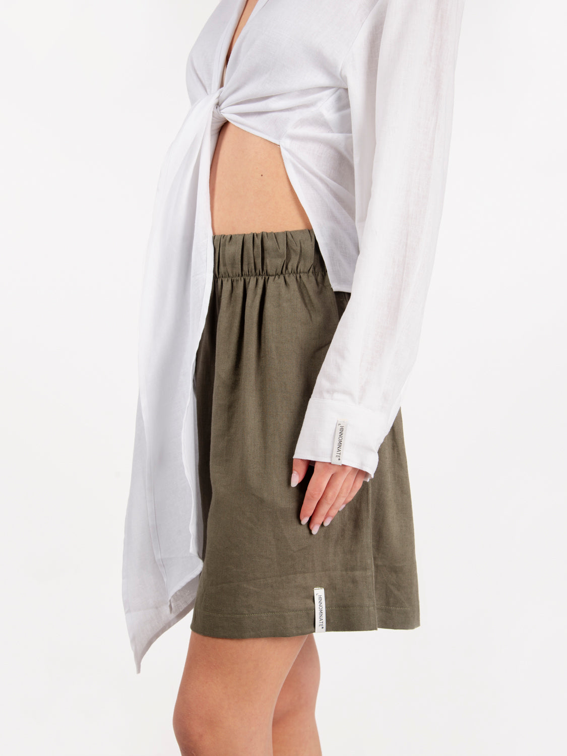 Short shirt with white globe knot
