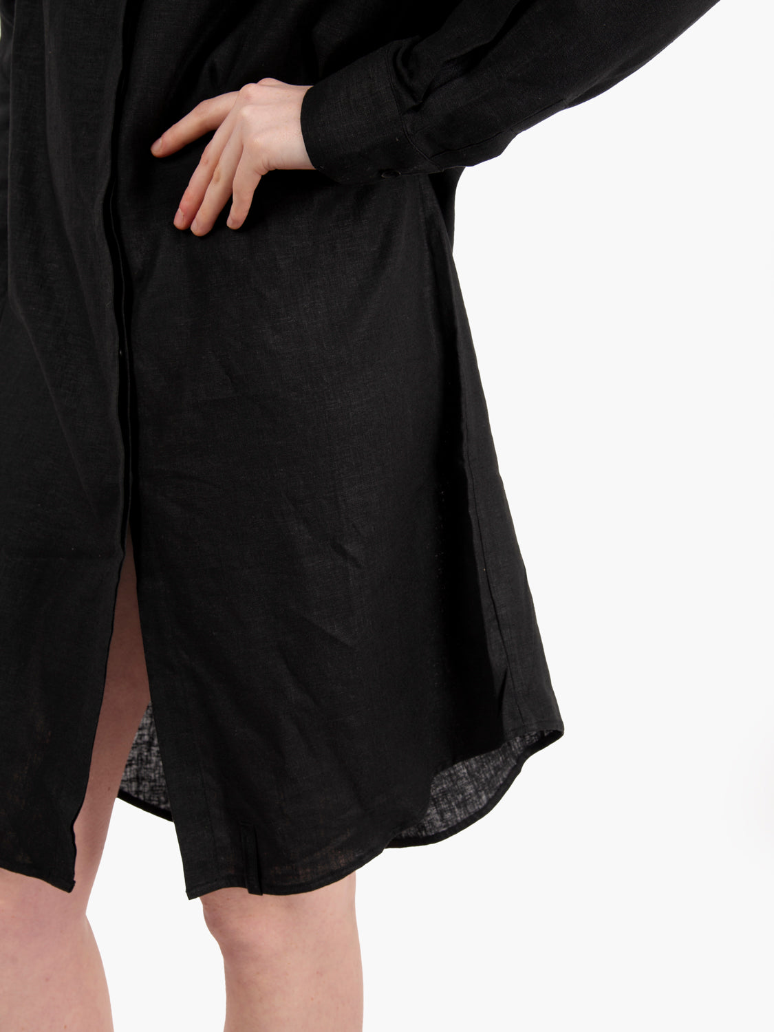 Black long-sleeved linen chemisier