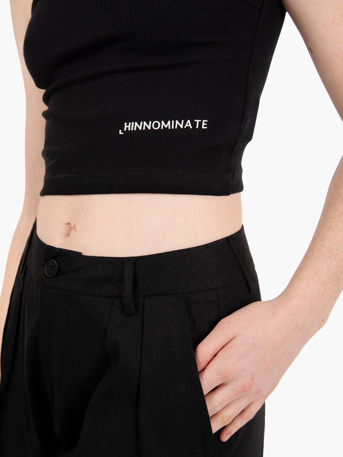 Crop top a costine scollo all'americana nero