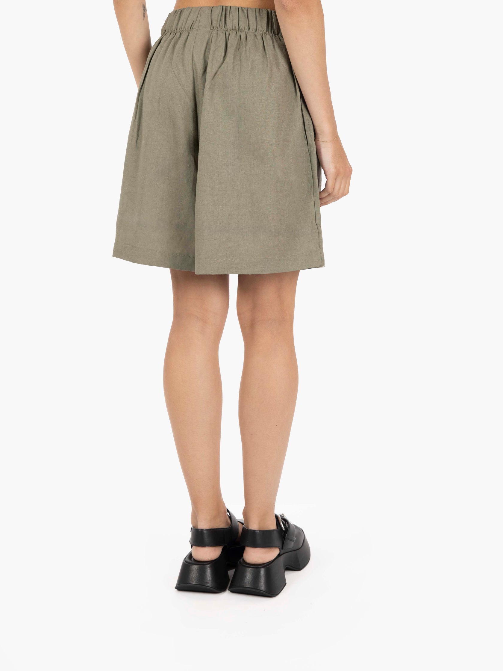 Linen shorts with elastic waist moss