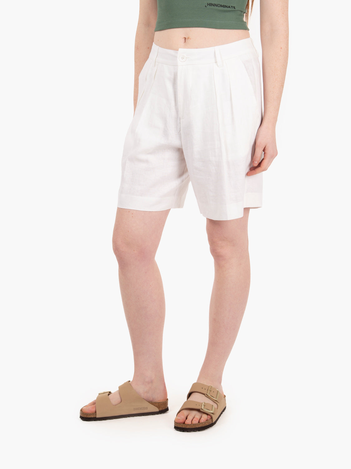 Linen shorts with white pleats