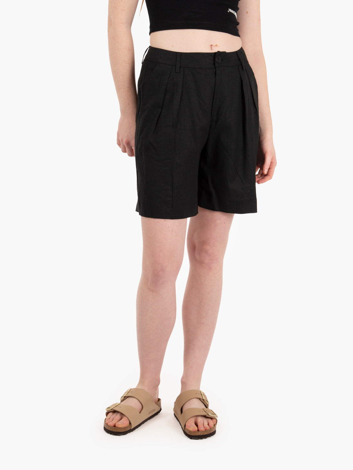 Linen shorts with black pleats