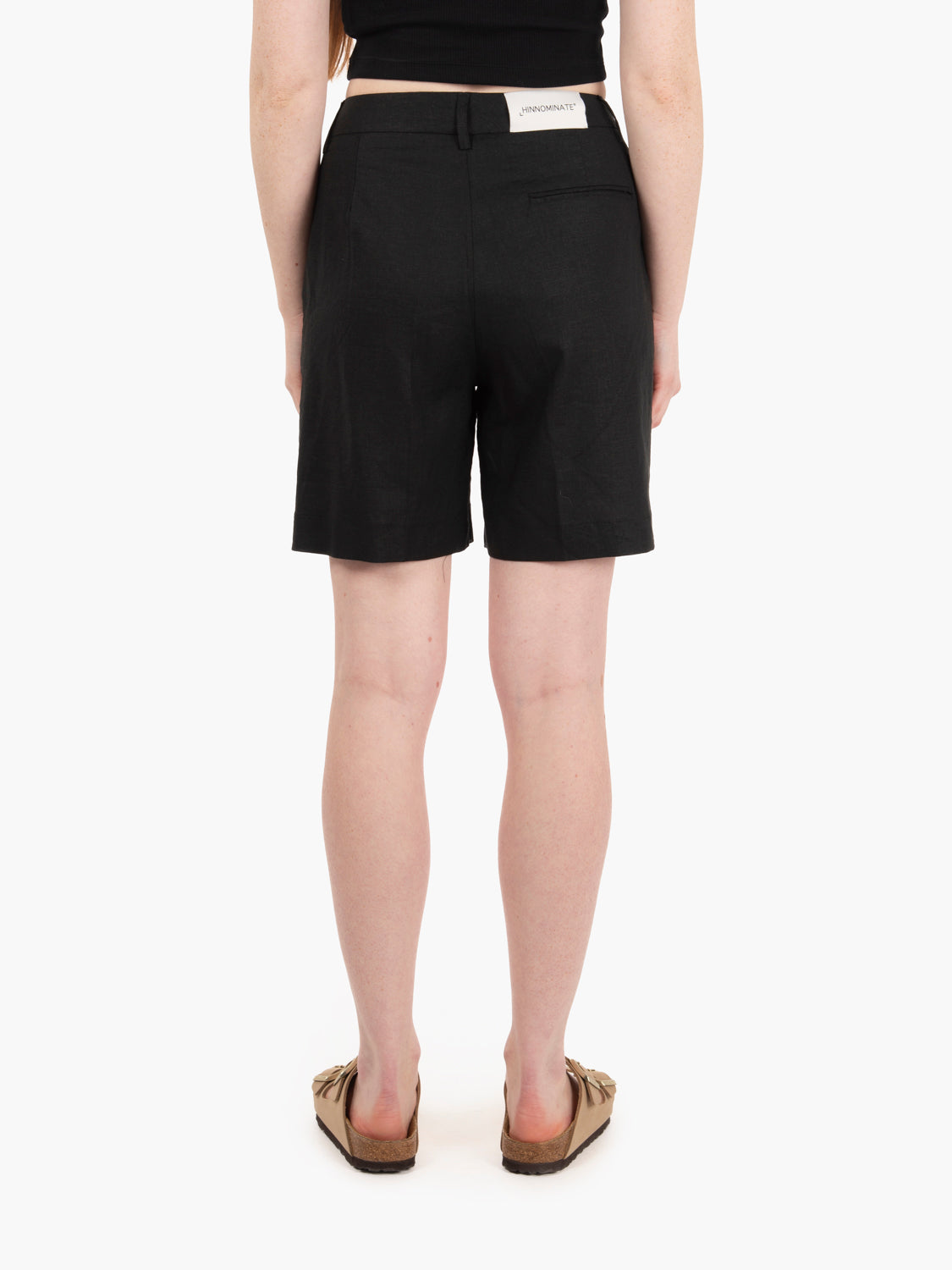 Linen shorts with black pleats
