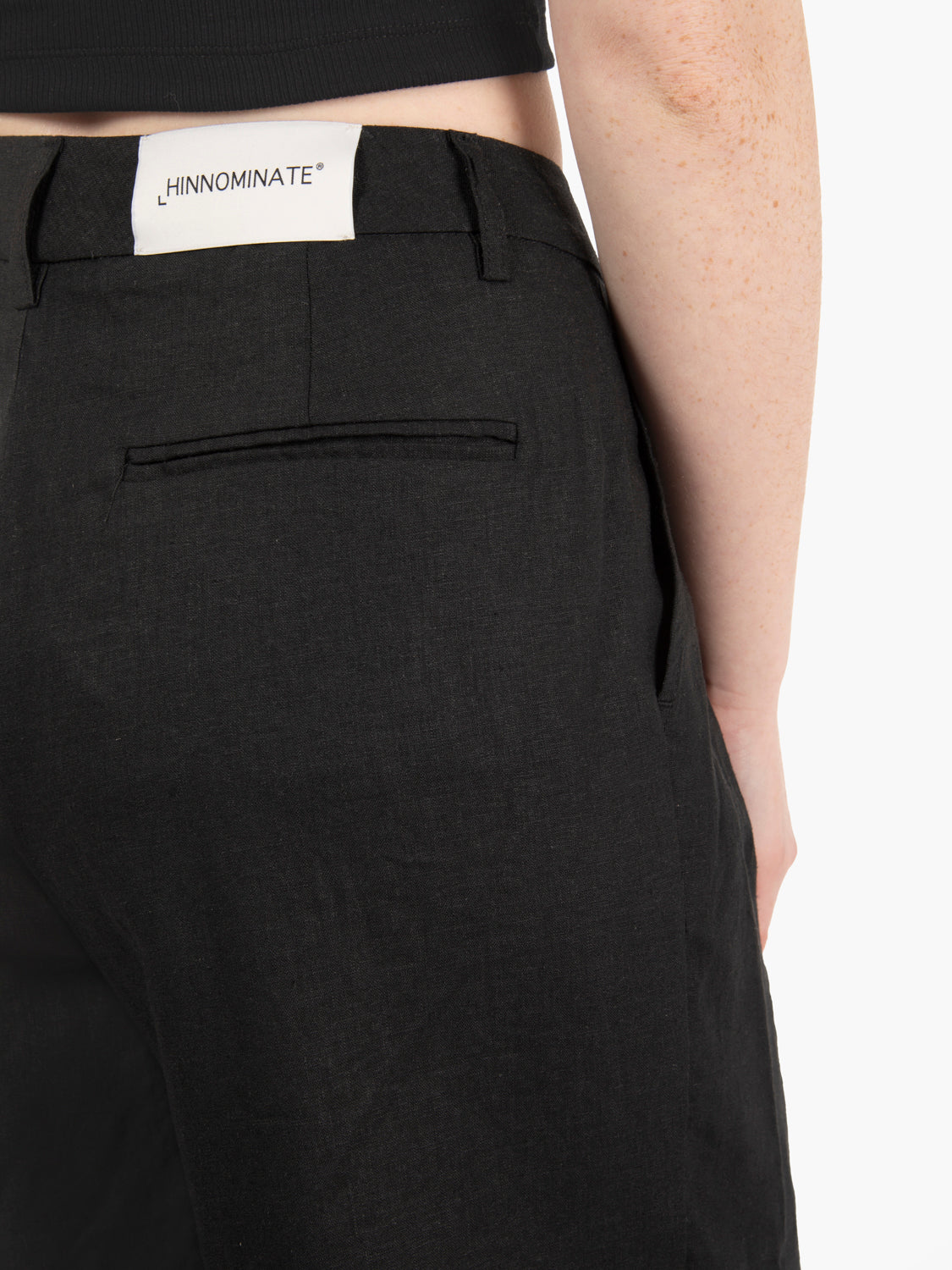 Linen shorts with black pleats