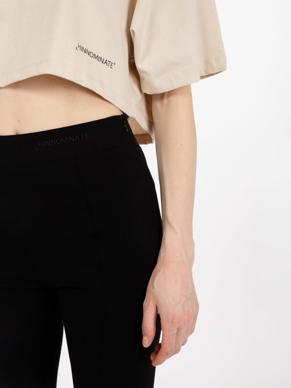 Beige lettering logo short t-shirt