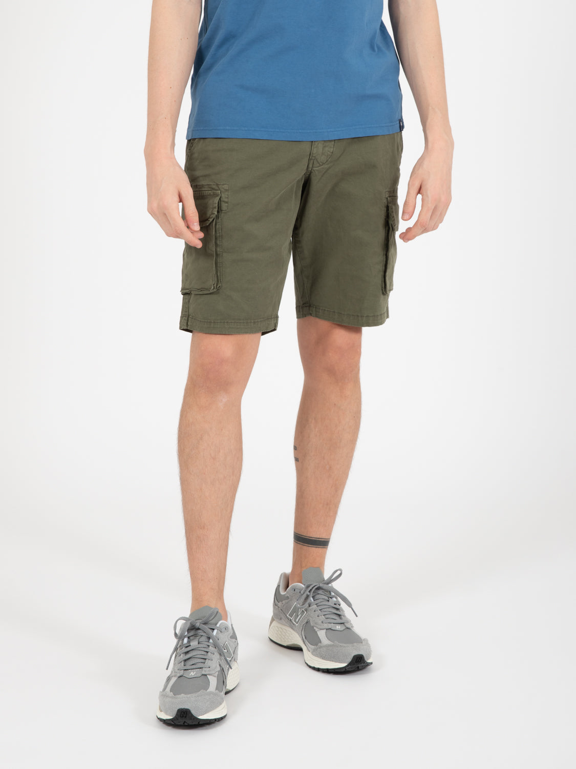 Green cotton cargo bermuda shorts with pockets