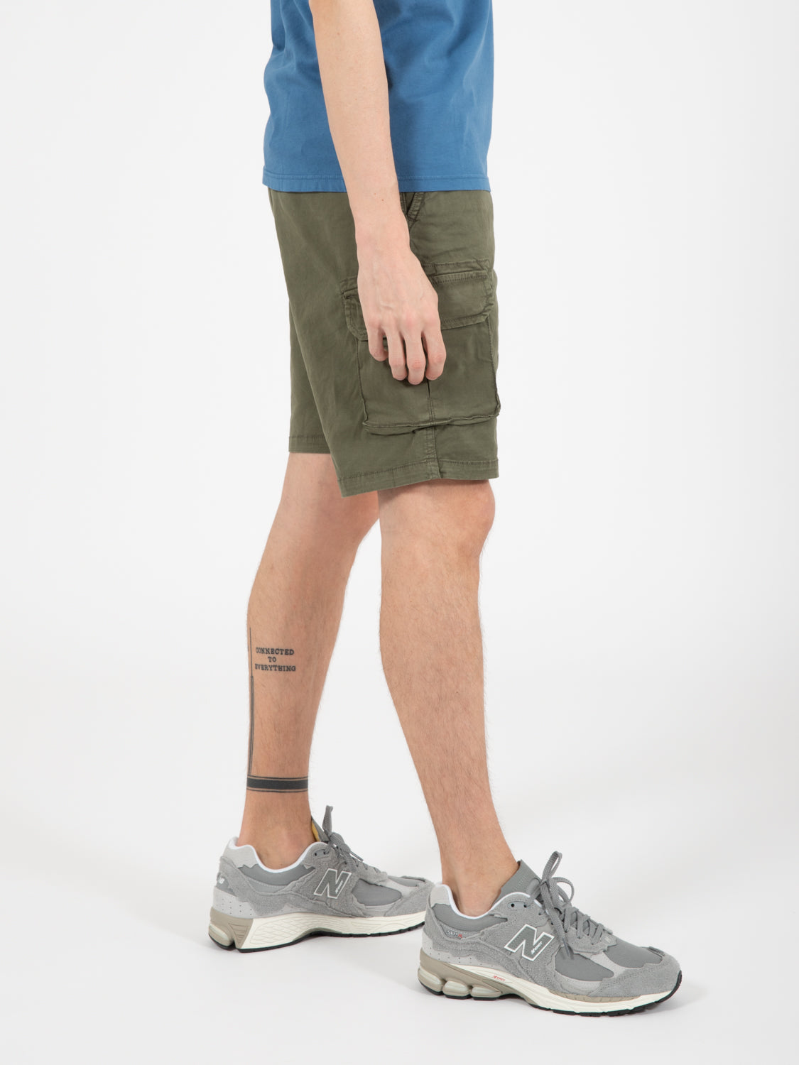 Green cotton cargo bermuda shorts with pockets