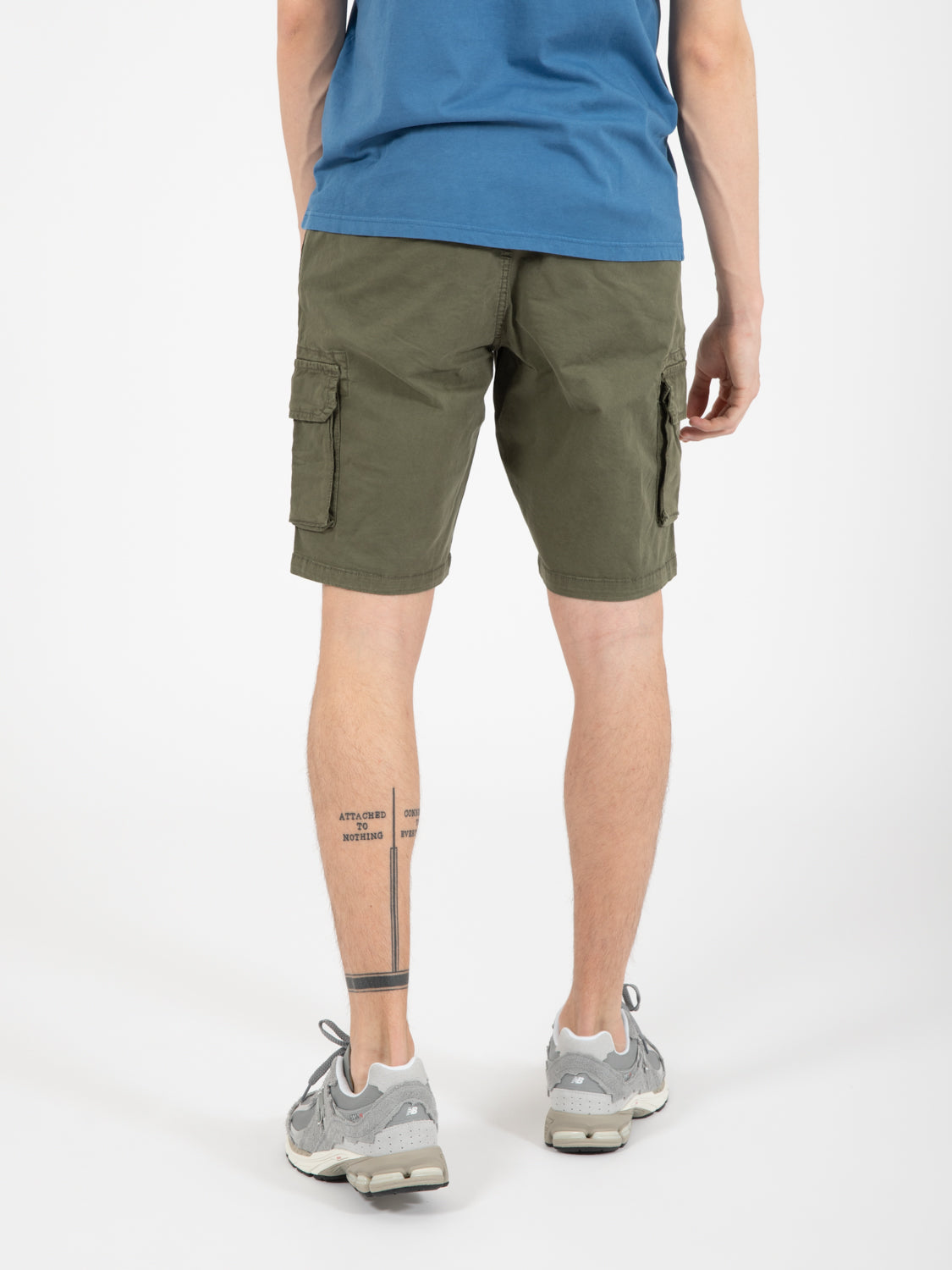 Green cotton cargo bermuda shorts with pockets