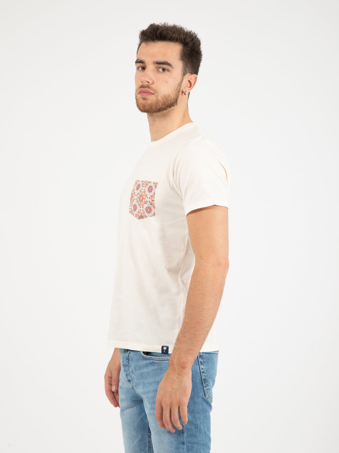 White patterned pocket t-shirt