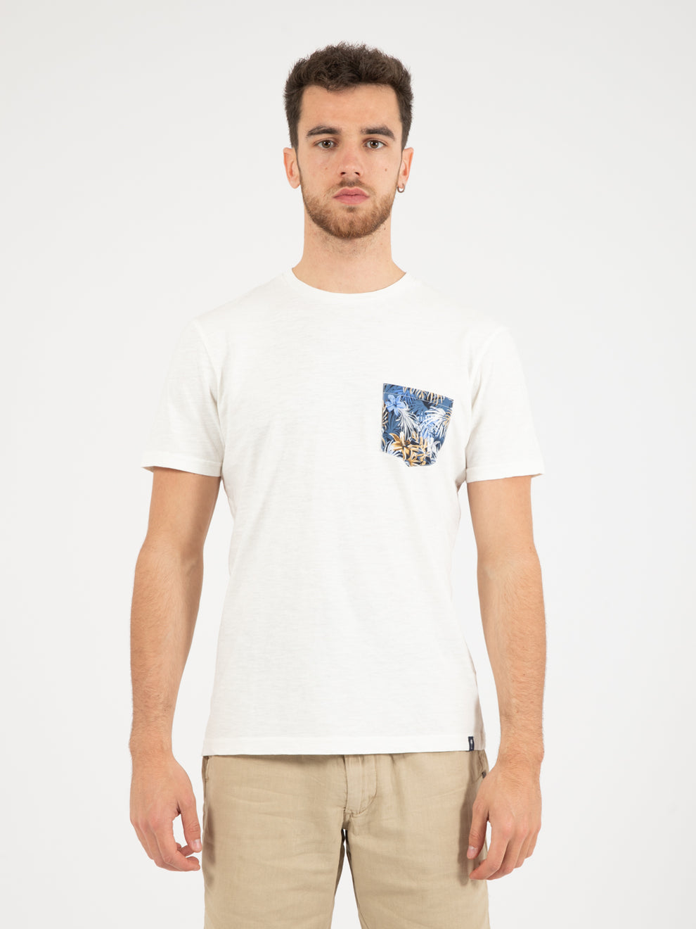 White botanical pattern pocket t-shirt