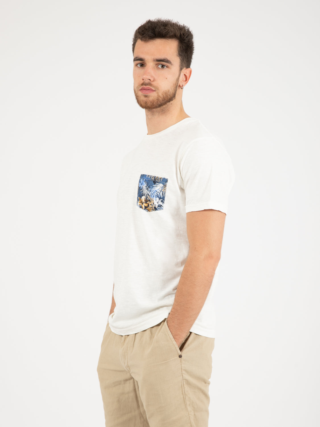 White botanical pattern pocket t-shirt