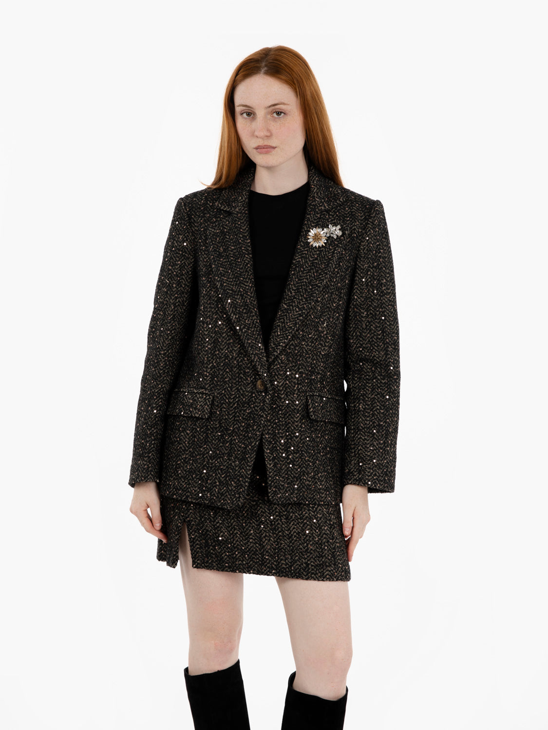 Blazer with sequins and dark brown brooch